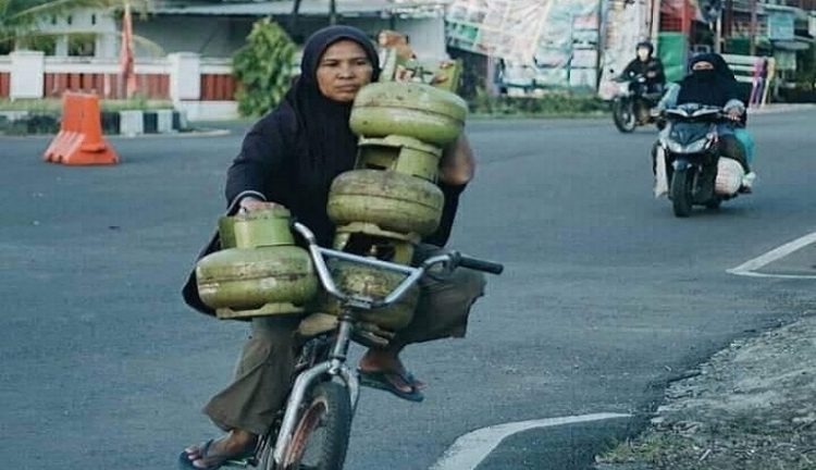 Seorang perempuan membawa empat tabung gas sekaligus dengan sepeda menginspirasi nestizen tentang perjuangan seorang ibu. (Foto: Istimewa)