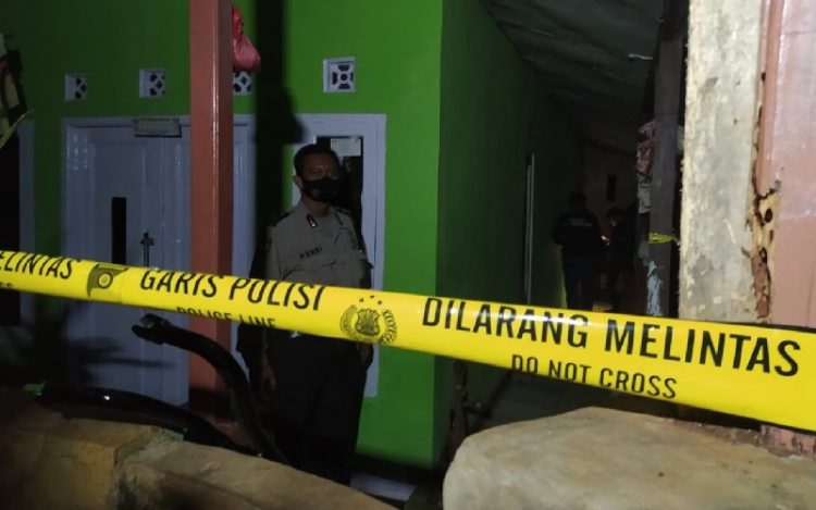 Petugas dari Polsek Cipatat memasang garis polisi di rumah, lokasi ibu dan dua anaknya ditemukan tewas di Kampung Margamulya, RT 01/02, Desa Cipatat, Kecamatan Cipatat, KBB, Rabu (7/4/2021) malam. (Foto: Istimewa)