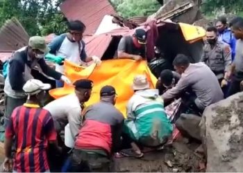 Pencarian Korban Banjir Bandang di Lembata NTT dengan Alat Seadanya (Foto: iNews/Joni Nura)