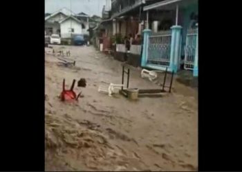 Tangkapan layar video amatir saat perlengkapan resepsi hanyut terbawa banjir di Kabupaten Temanggung, Kamis (1/4/2021) sore. Foto: iNews/Didik Dono Hartono.