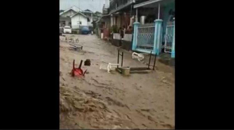 Tangkapan layar video amatir saat perlengkapan resepsi hanyut terbawa banjir di Kabupaten Temanggung, Kamis (1/4/2021) sore. Foto: iNews/Didik Dono Hartono.