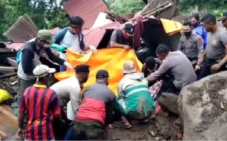 Pencarian Korban Banjir Bandang di Lembata NTT dengan Alat Seadanya (Foto: iNews/Joni Nura)
