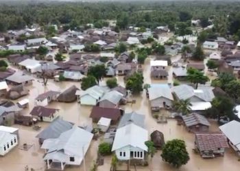 Banjir bandang setinggi satu meter merendam lima kecamatan di Kabupaten Malaka, Nusa Tenggara Timur, Minggu (4/4/2021). (Foto: iNews/Stevanus Dilepayong)
