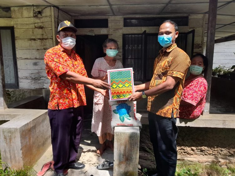 PTPN III Kebun Gunung Para saat membagikan paket sembako kepada salah seorang warga kurang mampu.