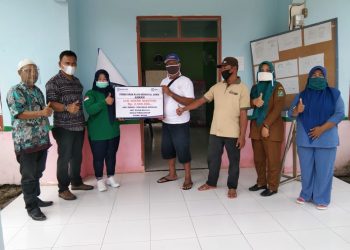 Foto bersama usai membayar klaim AMKKM kepada ahli waris mendiang Ngatni Nasution.