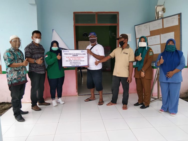 Foto bersama usai membayar klaim AMKKM kepada ahli waris mendiang Ngatni Nasution.
