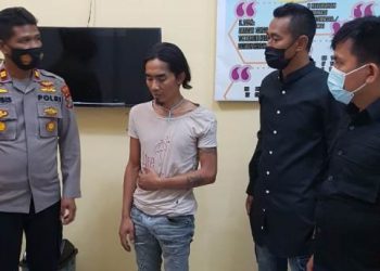 Pelaku saat diamankan di kantor Polsek Siantar Barat.