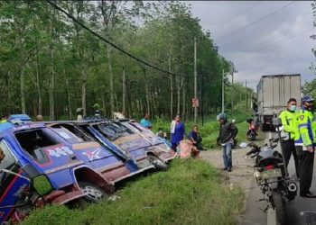 Kecelakaan bus rombongan pelayat ditabrak trik tronton di Jalinsum Simalungun-Medan. (Foto: iNews/Dharma Setiawan)