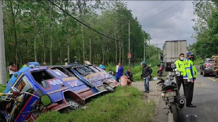 Kecelakaan bus rombongan pelayat ditabrak trik tronton di Jalinsum Simalungun-Medan. (Foto: iNews/Dharma Setiawan)