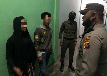 Pasangan diduga mesum saat ditanya petugas usai diamankan dari sebuah penginapan.