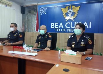 Kepala Kantor Bea Cukai Teluk Nibung, I Wayan Sapta Dharma, memberikan keterangan, Kamis (22/4/2019).