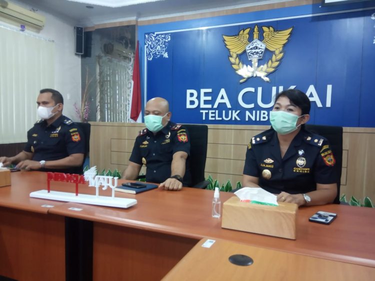 Kepala Kantor Bea Cukai Teluk Nibung, I Wayan Sapta Dharma, memberikan keterangan, Kamis (22/4/2019).