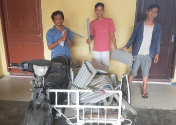 Foto ketiga orang pelaku pencurian dan barang bukti yang diamankan Polisi.