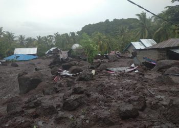 Banjir bandang di Flores Timur, NTT merusak puluhan rumah warga. (Foto: Istimewa).