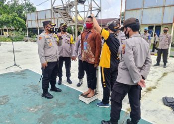 Kapolres Simalungun, AKBP Agus Waluyo, SIK saat memeriksa salah satu orang peserta.