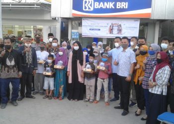 Foto bersama usai menyerahkan bingkisan kepada anak yatim piatu.