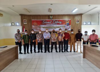 Foto bersama usai pertemuan.