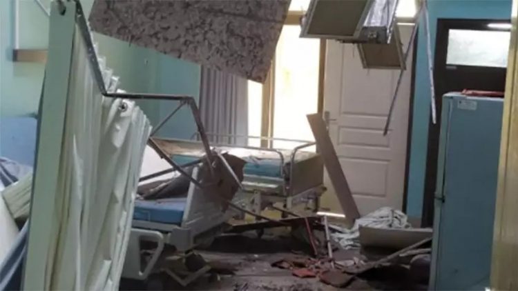 Dampak gempa bumi di Malang merusak bangunan rumah sakit di Kota Blitar, Sabtu (10/4/2021). Sembilan daerah melaporkan kerusakan akibat gempa bumi M6,1 itu. (Foto: Istimewa)