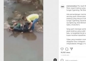 Sang ayah memeluk jasad anaknya di tepi sungai. - (Instagram/@memomedsos)