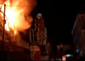 Petugas Damkar berjibaku memadamkan kebakaran rumah toko (Ruko) di Jalan Pegagan, Kecamatan Sidikalang, Dairi, Kamis (15/4/2021) malam. (Foto : iNews/Irwansyah Sitepu)