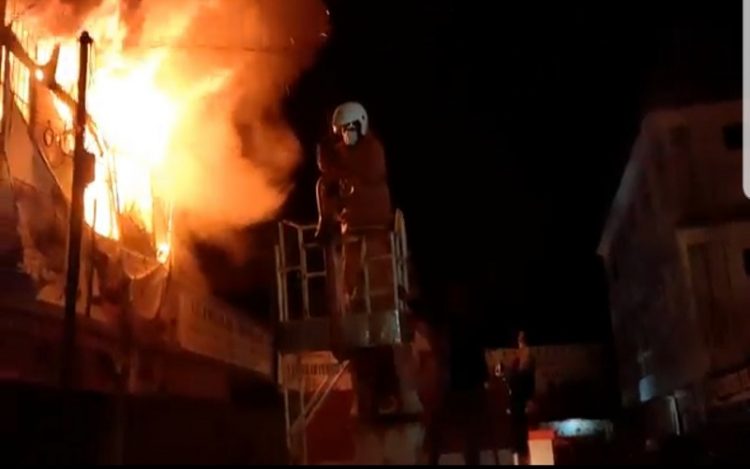 Petugas Damkar berjibaku memadamkan kebakaran rumah toko (Ruko) di Jalan Pegagan, Kecamatan Sidikalang, Dairi, Kamis (15/4/2021) malam. (Foto : iNews/Irwansyah Sitepu)