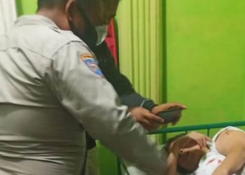 Petugas saat menjenguk korban penusukan.