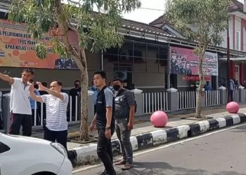 Kasat Reskrim Polres Pangkalpinang bersama personel mengecek lokasi sumber ledakan. (Foto: iNews.id/Haryanto)