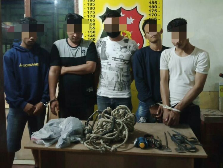 Foto kelima terduga pelaku yang diamankan Polsek Perdagangan.