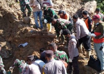 Pencarian korban tertimbun longsor di areal proyek PLTA Batang Toru, Kabupaten Tapanuli Selatan, Jumat (30/4/2021). (Foto: ANTARA)