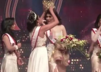 Mahkota ratu kecantikan Mrs Sri Lanka Pushpika De Silva dicopot paksa oleh pemenang tahun 2019, Caroline Jurie (Foto: Colombo Gazette)