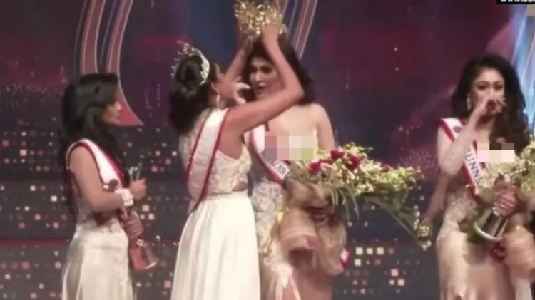 Mahkota ratu kecantikan Mrs Sri Lanka Pushpika De Silva dicopot paksa oleh pemenang tahun 2019, Caroline Jurie (Foto: Colombo Gazette)