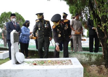 Kapolda Sumut, Irjen Pol RZ Panca Putra Simanjuntak, saat tabur bunga ke  Makam Pahlawan, di Jalan Sisingamangaraja, Kamis (15/4/2021).