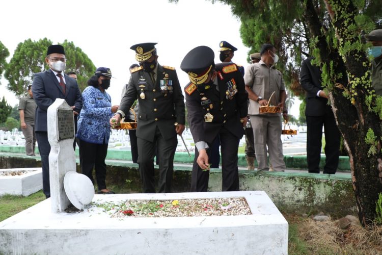 Kapolda Sumut, Irjen Pol RZ Panca Putra Simanjuntak, saat tabur bunga ke  Makam Pahlawan, di Jalan Sisingamangaraja, Kamis (15/4/2021).