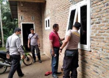 Polisi saat olah TKP lokasi pencurian di rumah warga Deliserdang. (Foto: SINDONews/Sartana Nasution)