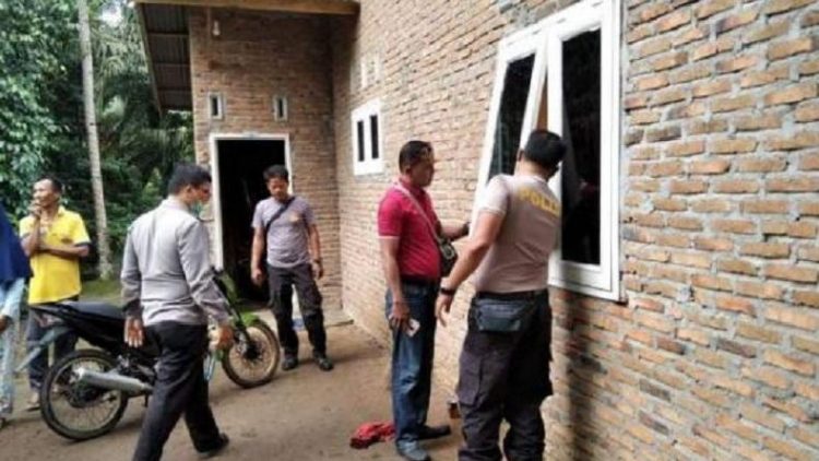 Polisi saat olah TKP lokasi pencurian di rumah warga Deliserdang. (Foto: SINDONews/Sartana Nasution)