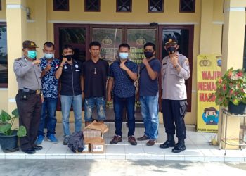 Foto pelaku (kaos hitam celana pendek) saat diapit petugas dan juga barang bukti yang diamankan.