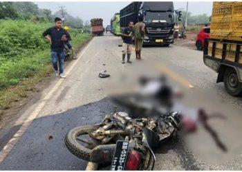 Pasangan suami istri tewas setelah motor yang dikendarainya bertabrakan dengan truk sawit di Jalan Lintas Sumatra KM 10 Kabupaten Bungo, Jambi, Rabu (14/4/2021). (Foto: Antara)