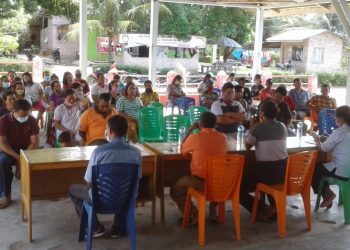 para orang tua murid, saat menghadiri rapat, di Balai Pertemuan Nagori Teladan, Kecamatan Bosar Maligas, Kabupaten Simalungun, Rabu (21/4/2021), sekitar pukul 09.30 WIB.