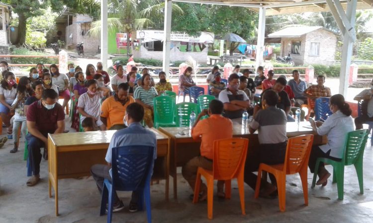 para orang tua murid, saat menghadiri rapat, di Balai Pertemuan Nagori Teladan, Kecamatan Bosar Maligas, Kabupaten Simalungun, Rabu (21/4/2021), sekitar pukul 09.30 WIB.