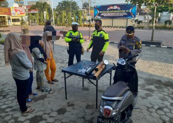 Keempat cewek remaja yang diamankan Polisi karena main petasan.