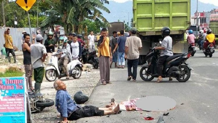 Syahrial (74), terduduk lemas di pinggir jalan, pasrah melihat sang istri yang tewas mengenaskan setelah dilindas truk di kawasan By Pass Ketaping, Kilometer 7, Kecamatan Kuranji, Kota Padang. (Foto: Istimewa)