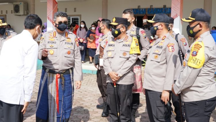 Kapolres Simalungun, AKBP Agus Waluyo, S.I.K., mendampingi Kapolda Sumut, Irjen Pol RZ Panca Putra Simanjuntak, bersama Kalemdiklat Polri, Komjen Pol Rycko Amelza Dahniel dan Danjen Akdemi TNI, meninjau Satlat Macan Latsitardanus XLI, di Kabupaten Simalungun, Kamis (8/4/2021).