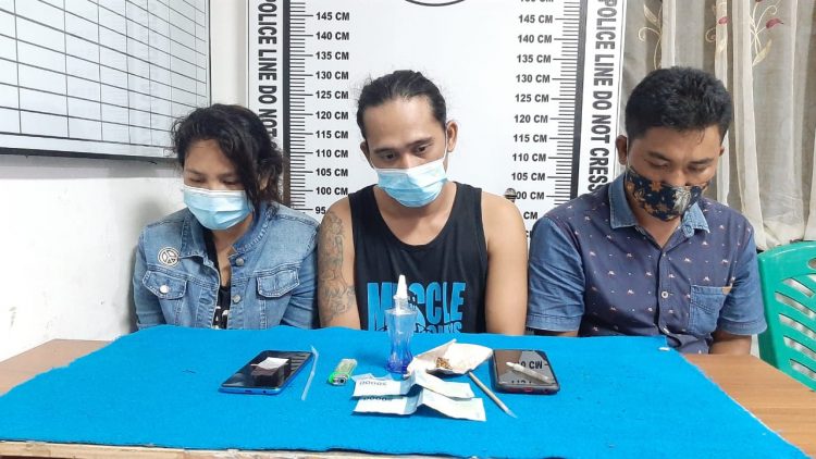 Foto ketiga pelaku dan barang bukti yang diamankan Polisi.
