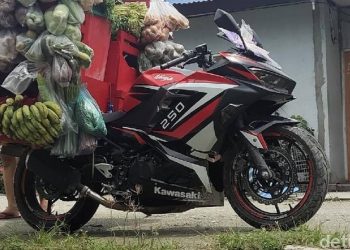 Tukang sayur pakai motor sport 250 cc Foto: Hari Suroto