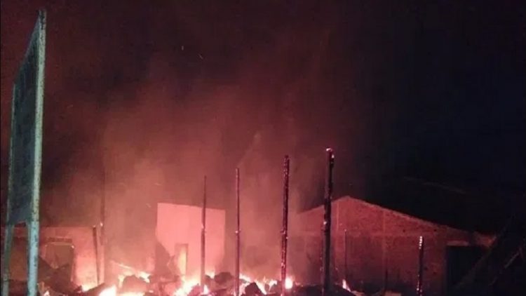 Delapan unit rumah warga di Nagori Pokanbaru ludes terbakar. (Foto: istimewa)