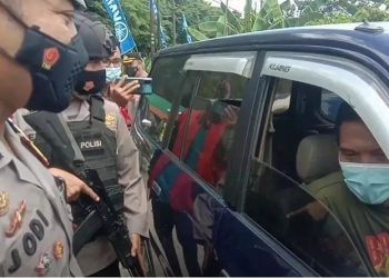 Polres Asahan saat memerika pengemudi memakai kaos polisi di Pos Penyekatan Meranti. (Foto: iNews/Ulil Amri)