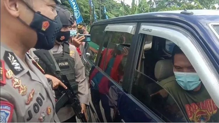 Polres Asahan saat memerika pengemudi memakai kaos polisi di Pos Penyekatan Meranti. (Foto: iNews/Ulil Amri)