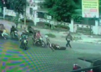 Tangkapan layar rekaman CCTV saat begal sadis main bacok pengendara motor lalu ambil kendaraannya di Medan. (Foto: iNews/Ahmad Ridwan Nasution)