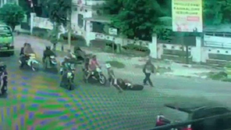 Tangkapan layar rekaman CCTV saat begal sadis main bacok pengendara motor lalu ambil kendaraannya di Medan. (Foto: iNews/Ahmad Ridwan Nasution)