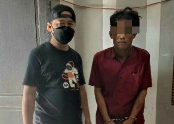 Foto pelaku dengan tangan diborgol.